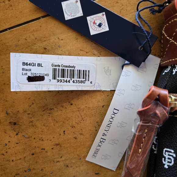 NEW Dooney & Bourke SF Giants medium crossbody. - Picture 3 of 8